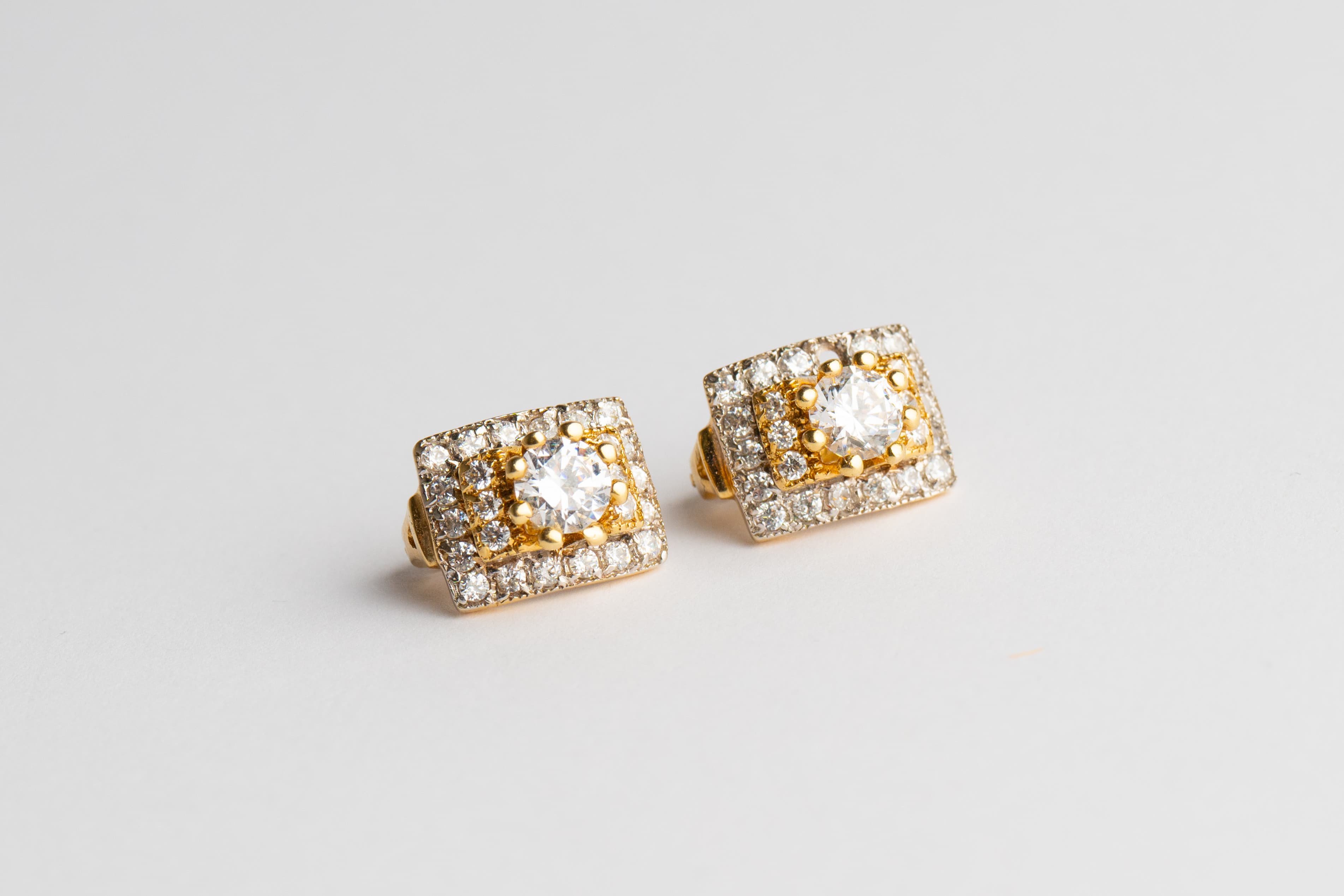 Kockaste mindjuse sa cirkonima